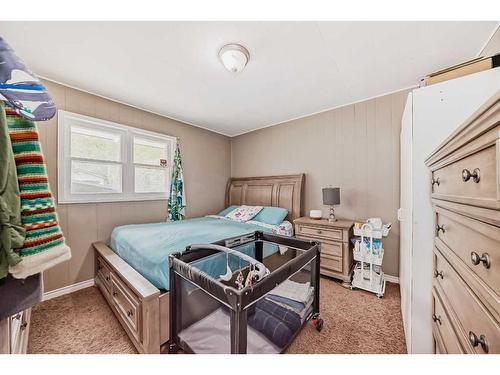 8827 33 Avenue Nw, Calgary, AB - Indoor Photo Showing Bedroom