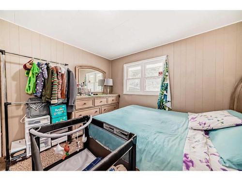 8827 33 Avenue Nw, Calgary, AB - Indoor Photo Showing Bedroom