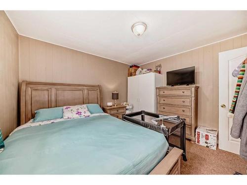 8827 33 Avenue Nw, Calgary, AB - Indoor Photo Showing Bedroom