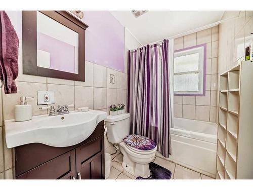 8827 33 Avenue Nw, Calgary, AB - Indoor Photo Showing Bathroom