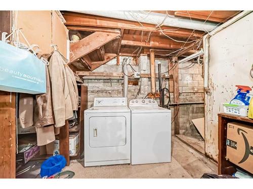 8827 33 Avenue Nw, Calgary, AB - Indoor Photo Showing Laundry Room
