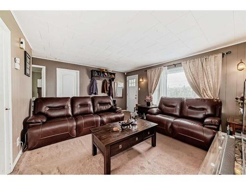 8827 33 Avenue Nw, Calgary, AB - Indoor Photo Showing Living Room