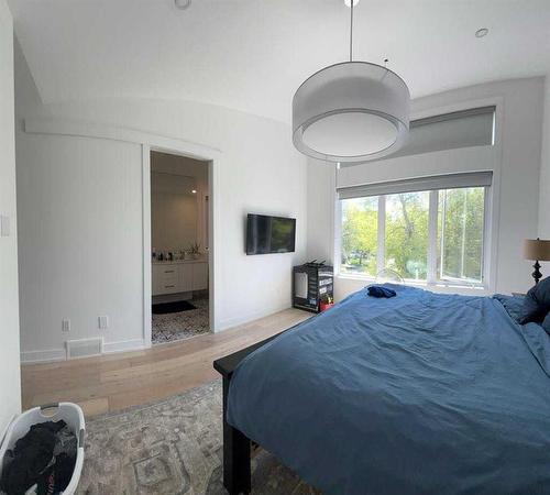 923 36A Street Nw, Calgary, AB - Indoor Photo Showing Bedroom