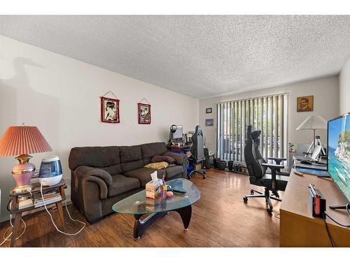 206-27 Bennett Street, Red Deer, AB - Indoor Photo Showing Living Room