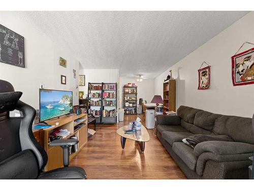 206-27 Bennett Street, Red Deer, AB - Indoor Photo Showing Living Room