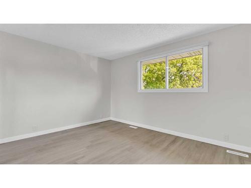 300 Berwick Drive Nw, Calgary, AB - Indoor Photo Showing Other Room