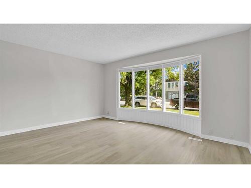 300 Berwick Drive Nw, Calgary, AB - Indoor Photo Showing Other Room