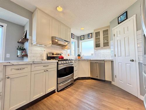 24 Thornleigh Way Se, Airdrie, AB - Indoor Photo Showing Kitchen