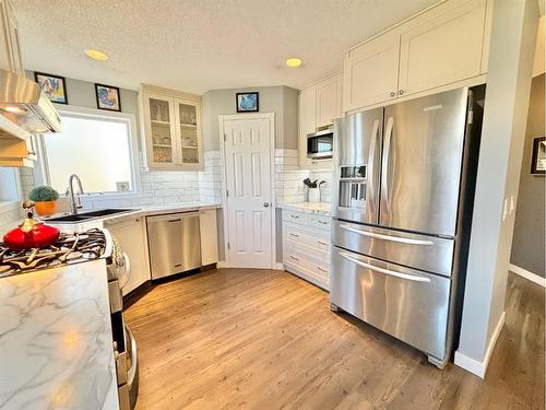 24 Thornleigh Way Se, Airdrie, AB - Indoor Photo Showing Kitchen With Stainless Steel Kitchen