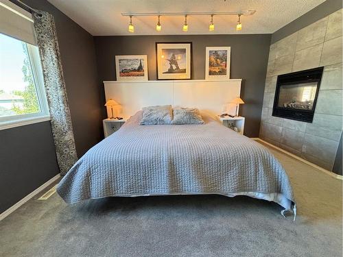 24 Thornleigh Way Se, Airdrie, AB - Indoor Photo Showing Bedroom