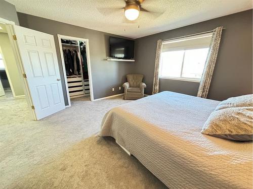 24 Thornleigh Way Se, Airdrie, AB - Indoor Photo Showing Bedroom