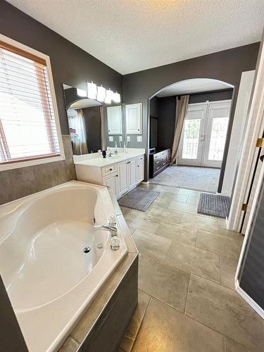 24 Thornleigh Way Se, Airdrie, AB - Indoor Photo Showing Bathroom