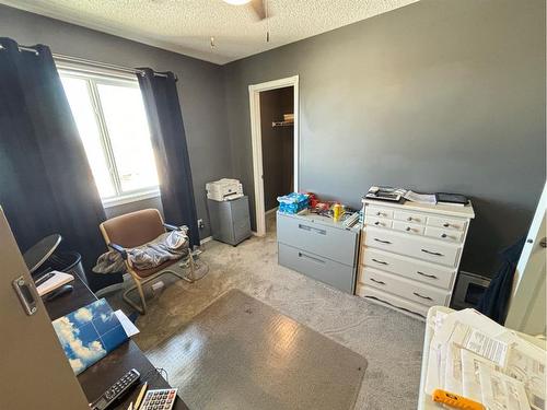 24 Thornleigh Way Se, Airdrie, AB - Indoor Photo Showing Bedroom