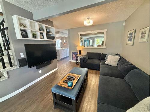 24 Thornleigh Way Se, Airdrie, AB - Indoor Photo Showing Living Room