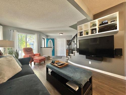 24 Thornleigh Way Se, Airdrie, AB - Indoor Photo Showing Living Room