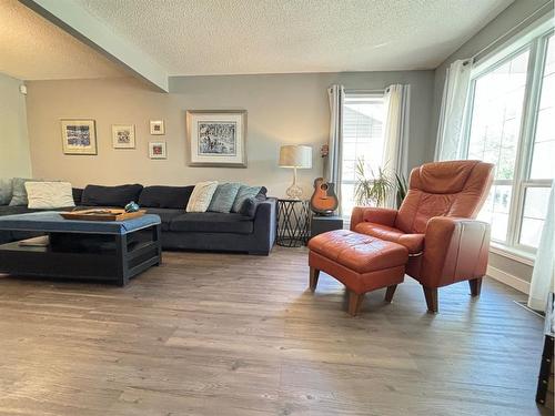 24 Thornleigh Way Se, Airdrie, AB - Indoor Photo Showing Living Room