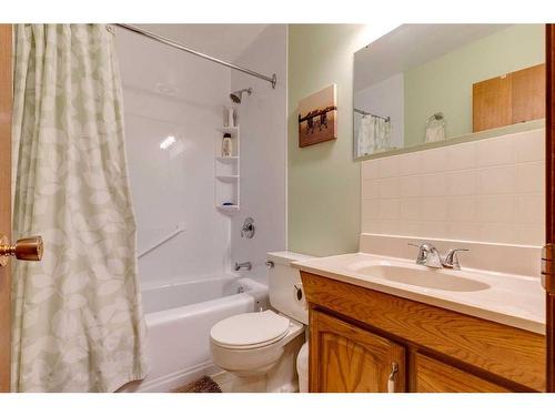 4715 35 Avenue Sw, Calgary, AB - Indoor Photo Showing Bathroom
