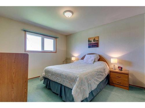 4715 35 Avenue Sw, Calgary, AB - Indoor Photo Showing Bedroom