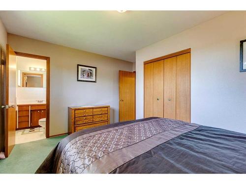 4715 35 Avenue Sw, Calgary, AB - Indoor Photo Showing Bedroom