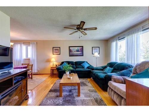 4715 35 Avenue Sw, Calgary, AB - Indoor Photo Showing Living Room