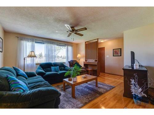4715 35 Avenue Sw, Calgary, AB - Indoor Photo Showing Living Room