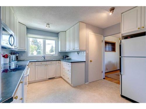 4715 35 Avenue Sw, Calgary, AB - Indoor Photo Showing Kitchen