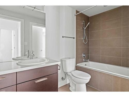 2-1717 27 Avenue Sw, Calgary, AB - Indoor Photo Showing Bathroom