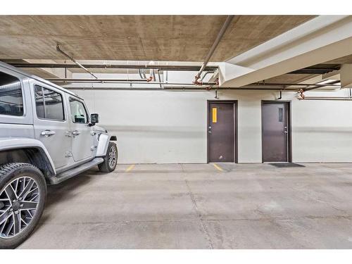 2-1717 27 Avenue Sw, Calgary, AB - Indoor Photo Showing Garage