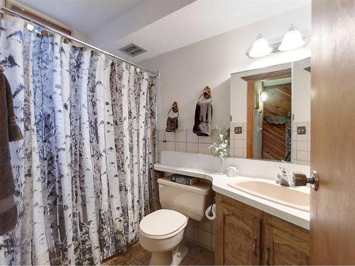 526 1St Street, Canmore, AB - Indoor Photo Showing Bathroom