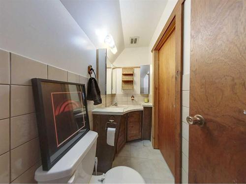 526 1St Street, Canmore, AB - Indoor Photo Showing Bathroom