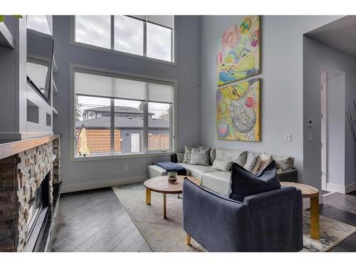 2007 24 Avenue Nw, Calgary, AB - Indoor Photo Showing Living Room