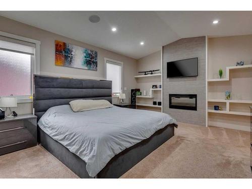 2007 24 Avenue Nw, Calgary, AB - Indoor Photo Showing Bedroom