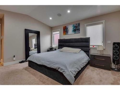 2007 24 Avenue Nw, Calgary, AB - Indoor Photo Showing Bedroom