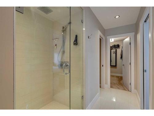 2007 24 Avenue Nw, Calgary, AB - Indoor Photo Showing Bathroom