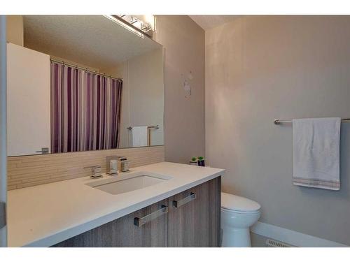 2007 24 Avenue Nw, Calgary, AB - Indoor Photo Showing Bathroom