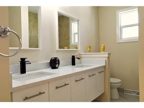 21 Sinclair Crescent Sw, Calgary, AB - Indoor Photo Showing Bathroom