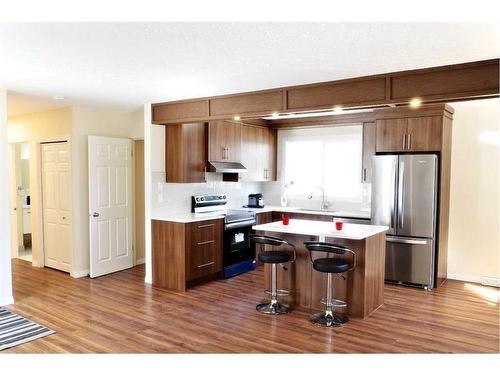 21 Sinclair Crescent Sw, Calgary, AB - Indoor Photo Showing Kitchen