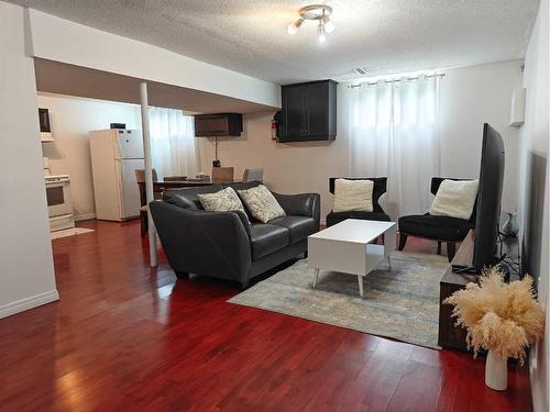 1247 Mardale Drive Ne, Calgary, AB - Indoor Photo Showing Living Room