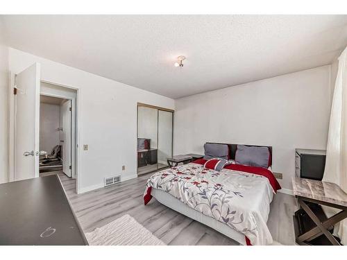2407 51 Street Ne, Calgary, AB - Indoor Photo Showing Bedroom