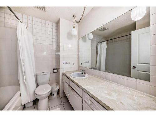 2407 51 Street Ne, Calgary, AB - Indoor Photo Showing Bathroom