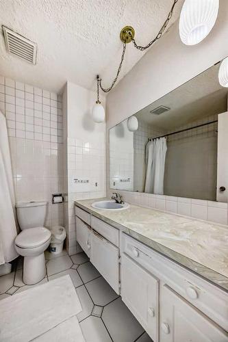 2407 51 Street Ne, Calgary, AB - Indoor Photo Showing Bathroom