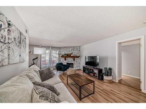 201-1625 14 Avenue Sw, Calgary, AB - Indoor Photo Showing Living Room
