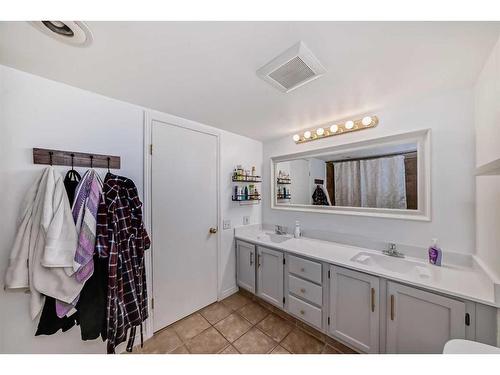 201-1625 14 Avenue Sw, Calgary, AB - Indoor Photo Showing Bathroom