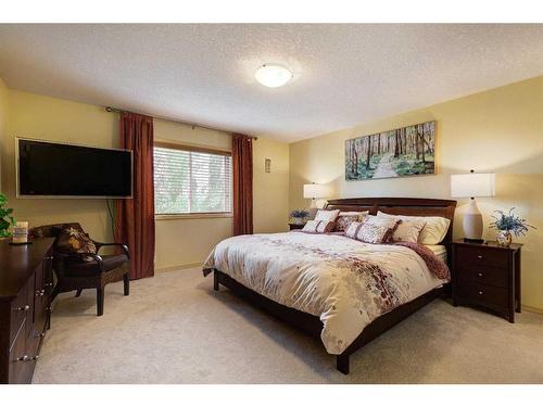 73 Cresthaven Way Sw, Calgary, AB - Indoor Photo Showing Bedroom