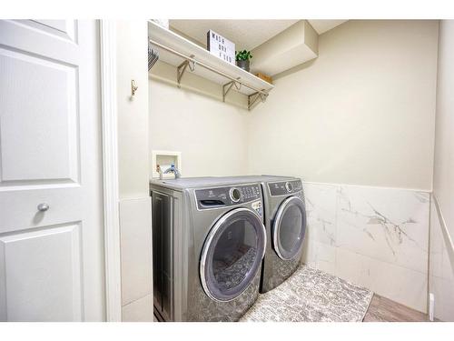 258 Bayside Point Sw, Airdrie, AB - Indoor Photo Showing Laundry Room