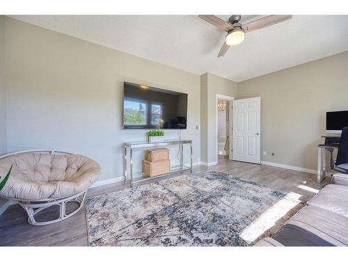 258 Bayside Point Sw, Airdrie, AB - Indoor Photo Showing Living Room