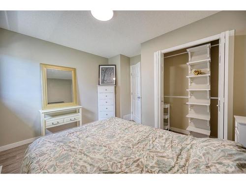 258 Bayside Point Sw, Airdrie, AB - Indoor Photo Showing Bedroom