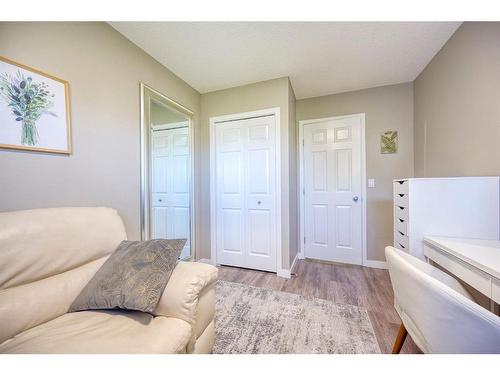 258 Bayside Point Sw, Airdrie, AB - Indoor Photo Showing Bedroom