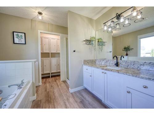 258 Bayside Point Sw, Airdrie, AB - Indoor Photo Showing Bathroom