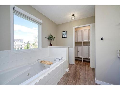 258 Bayside Point Sw, Airdrie, AB - Indoor Photo Showing Bathroom